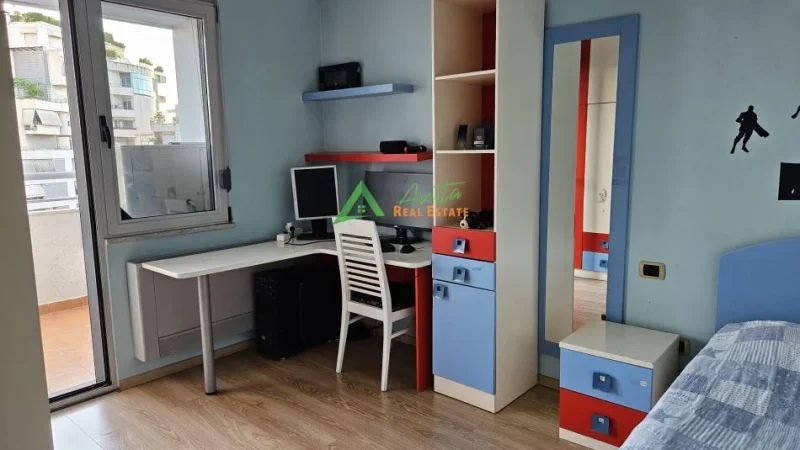 Tirane, jepet me qera apartament 3+1+Ballkon Kati 8, 143 m² 1.500 € (Rruga e Dibres)