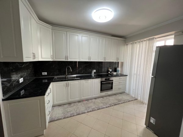 Tirane, jepet me qera apartament 2+1+Ballkon Kati 4, 120 m² 800 € (Rruga 4 deshmoret)