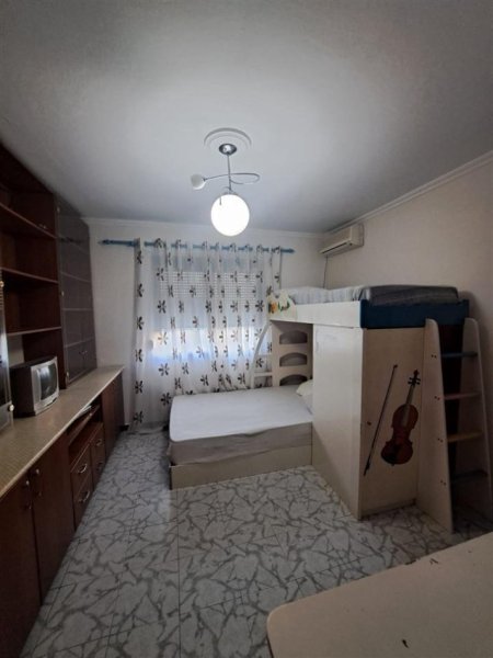 Tirane, jepet me qera apartament 2+1+Ballkon Kati 2, 75 m² 350 € (SHKOLLA E BASHKUAR)