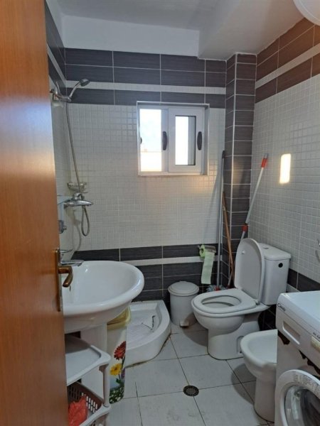 Tirane, jepet me qera apartament 2+1+Ballkon Kati 2, 75 m² 350 € (SHKOLLA E BASHKUAR)