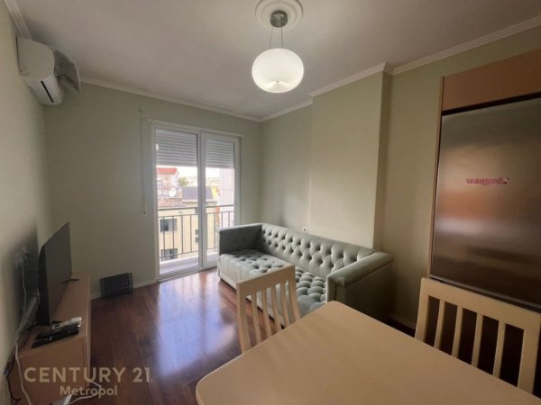 Tirane, jepet me qera apartament 1+1+Ballkon Kati 2, 57 m² 550 € (Shkolla e Bashkuar, Tiranë)
