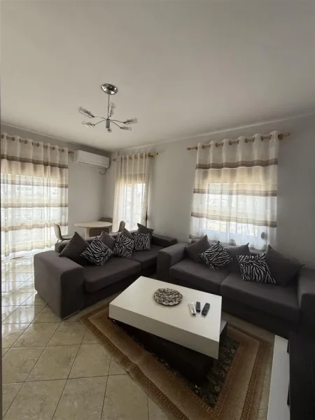 Tirane, jepet me qera apartament 2+1+Ballkon Kati 5, 85 m² 650 € (21 DHJETORI)