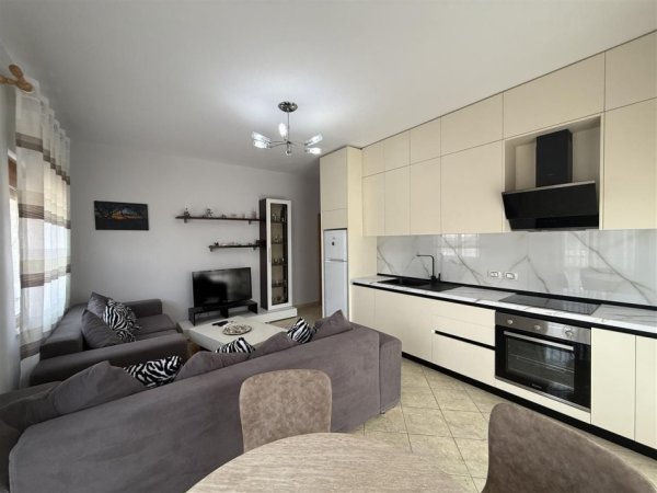 Tirane, jepet me qera apartament 2+1+Ballkon Kati 5, 85 m² 700 € (21 DHJETORI)