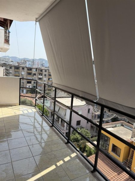 Tirane, jepet me qera apartament 2+1+Ballkon Kati 5, 85 m² 700 € (21 DHJETORI)