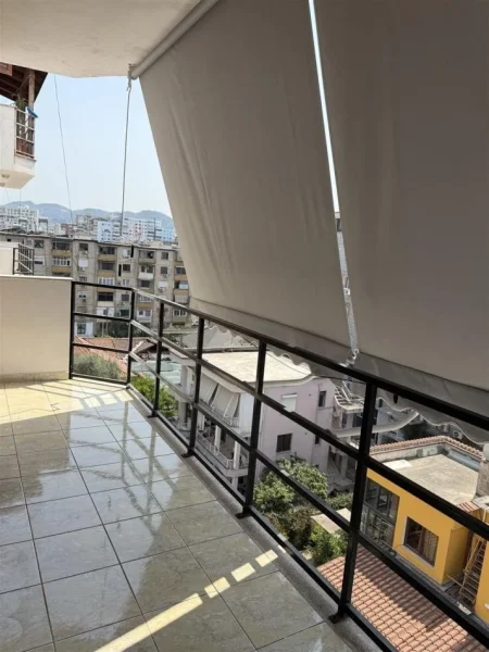 Tirane, jepet me qera apartament 2+1+Ballkon Kati 5, 85 m² 650 € (21 DHJETORI)