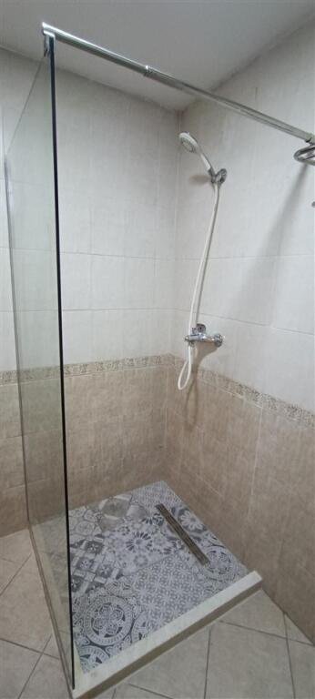 jepet me qera , 550 €