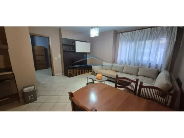 0683487469 Tirane, jepet me qera apartament 2+1 Kati 5, 95 m² 700 € (Rruga Shefqet Musaraj)