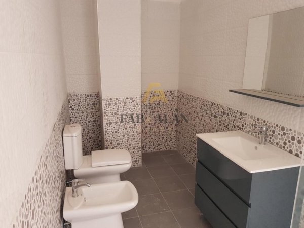 Tirane, jepet me qera apartament 3+1+3, 210 m² 1.000 € (Liqeni i Thate)