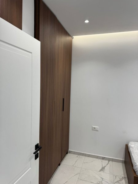 Tirane, jepet me qera apartament 1+1 Kati 1, 55 m² 460 € (Rruga Vedat Kokona)