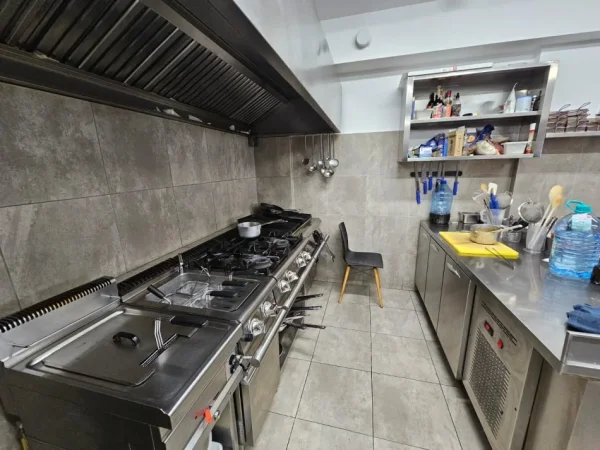 Tirane, jepet me qera bar-resorant , 110 m² 1.500 € 