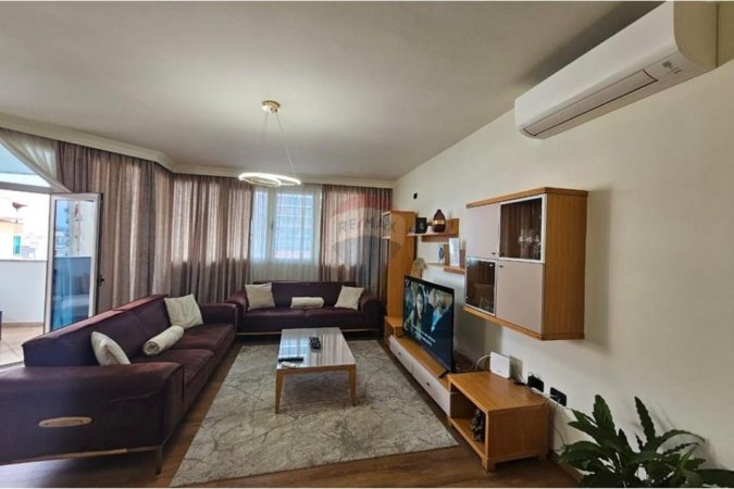 Tirane, jepet me qera apartament 3+1 Kati 8, 233 m² 1.400 € (ID: 530161021-558)