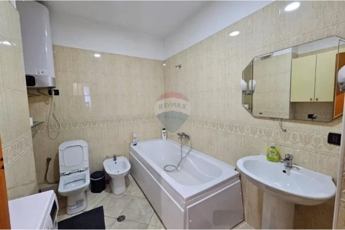 Tirane, jepet me qera apartament 3+1 Kati 8, 233 m² 1.400 € (ID: 530161021-558)