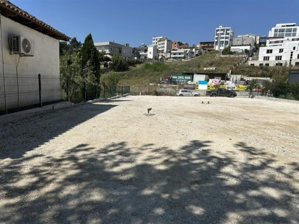 Tirane, jepet me qera toke , 900 m² (SAUK)
