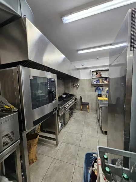 Tirane, jepet me qera bar-resorant Kati 0, 115 m² 1.500 € (Kodra e Diellit)