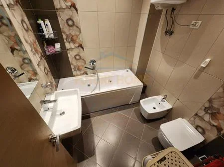 Tirane, jepet me qera apartament duplex 3+1 Kati 2, 139 m² 900 € 
