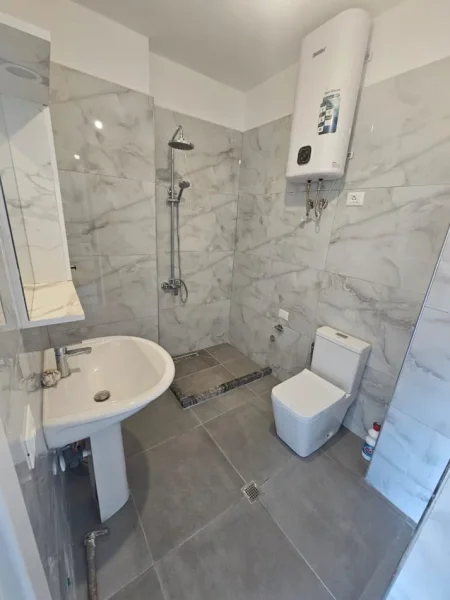 Tirane, jepet me qera apartament 2+1+Ballkon , 450 € 