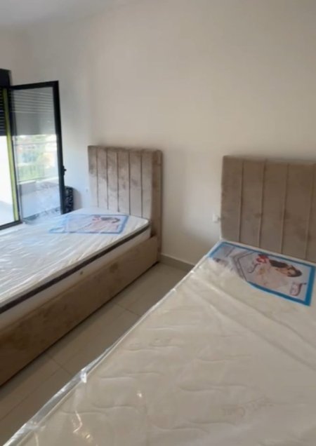 Tirane, jepet me qera apartament 2+1+Ballkon , 450 € 