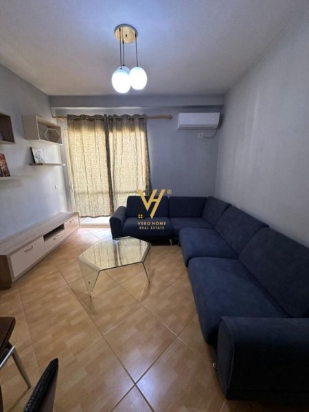 Tirane, jepet me qera apartament 1+1+Ballkon Kati 5, 50 m² 400 € (FRESK)