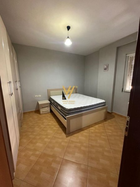 Tirane, jepet me qera apartament 1+1+Ballkon Kati 5, 50 m² 400 € (FRESK)