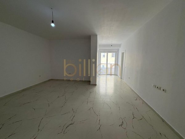 Tirane, jepet me qera 2+1 , 95 m² 850 € (Prane kafe Flora)