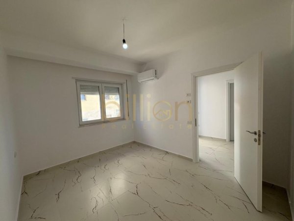 Tirane, jepet me qera 2+1 , 95 m² 850 € (Prane kafe Flora)