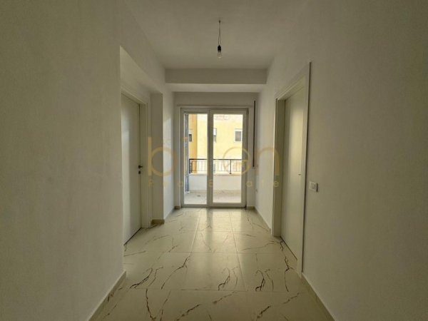 Tirane, jepet me qera 2+1 , 95 m² 850 € (Prane kafe Flora)