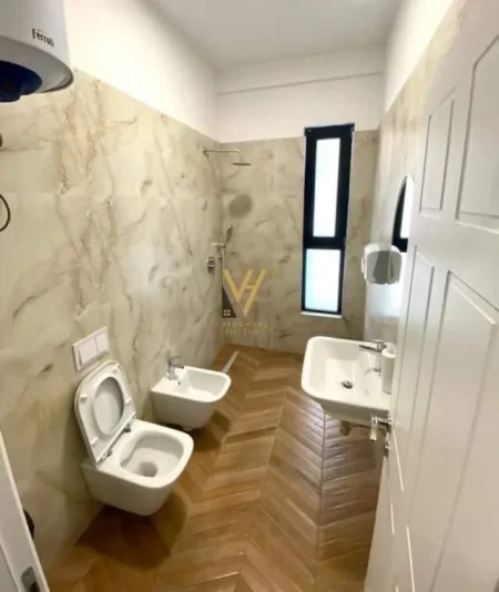 Tirane, jepet me qera zyre Kati 4, 131 m² 950 € (SQUARE 21) RRUGA E KAVAJES