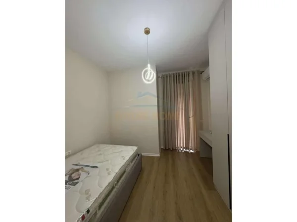 Tirane, jepet me qera 2+1 Kati 5, 92 m² 600 € 