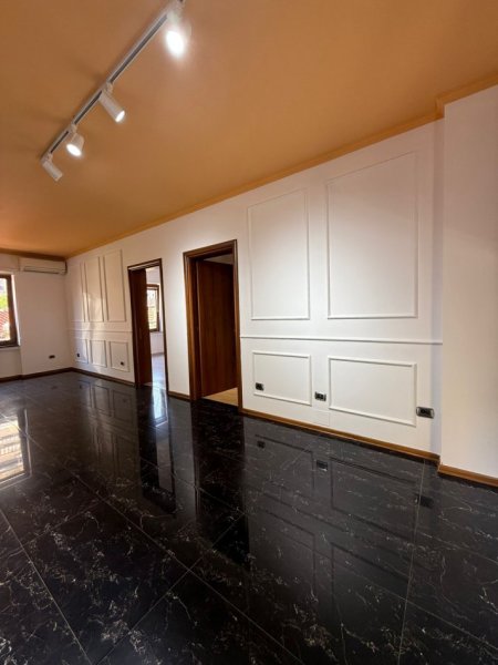 Tirane, jepet me qera zyre Kati 2, 75 m² 750 € (rruga e durresit)