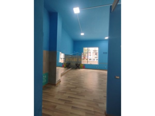 Tirane, jepet me qera ambjent biznesi Kati 0, 60 m² 800 € 
