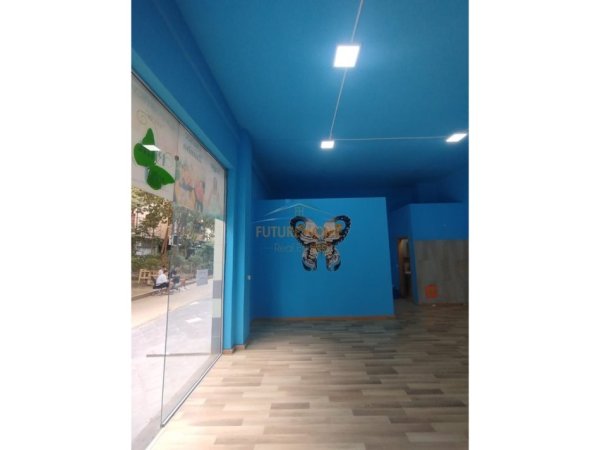 Tirane, jepet me qera ambjent biznesi Kati 0, 60 m² 800 € 
