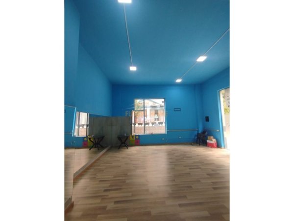 Tirane, jepet me qera ambjent biznesi Kati 0, 60 m² 800 € 