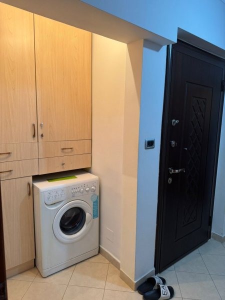 Tirane, jepet me qera apartament 1+1 Kati 5, 