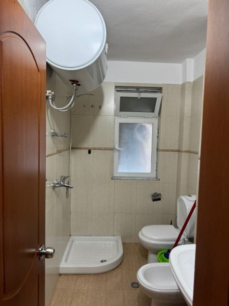 Tirane, jepet me qera apartament 1+1 Kati 5, 