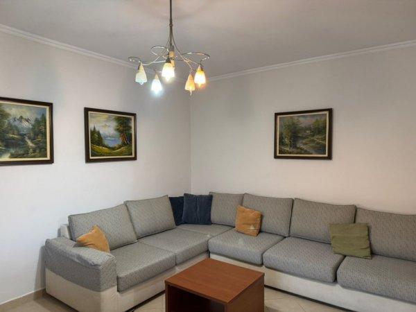 Tirane, jepet me qera apartament 1+1 Kati 5, 