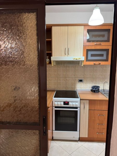 Tirane, jepet me qera apartament 1+1 Kati 5, 