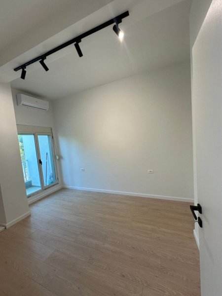 Tirane, jepet me qera zyre Kati 1, 55 m² 500 € (Rruga Reshit Petrela prane Spakut tek Stacioni Trenit)
