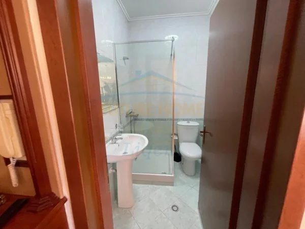 Tirane, jepet me qera apartament 3+1+Ballkon Kati 7, 119 m² 1.000 € 