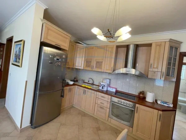 Tirane, jepet me qera apartament 3+1+Ballkon Kati 7, 119 m² 1.000 € 
