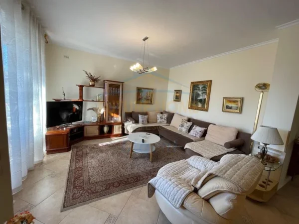 Tirane, jepet me qera apartament 3+1+Ballkon Kati 7, 119 m² 1.000 € 