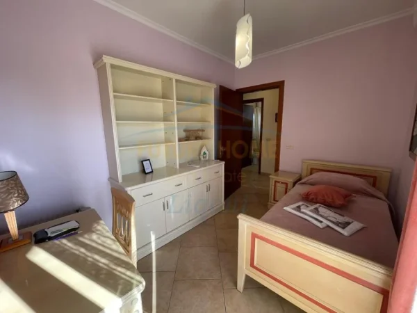 Tirane, jepet me qera apartament 3+1+Ballkon Kati 7, 119 m² 1.000 € 