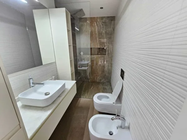 Tirane, jepet me qera apartament 2+1 Kati 3, 124 m² 1.500 € (rruga Shyqyri Brari)