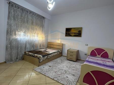 Tirane, jepet me qera apartament 2+1+Ballkon Kati 8, 105 m² 800 € 