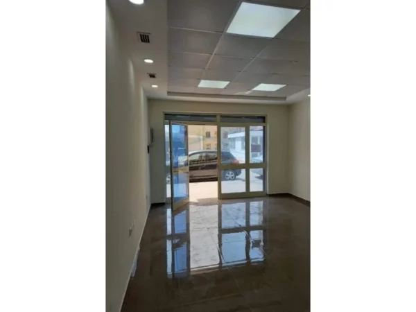 Elbasan, jepet me qera zyre Kati 0, 30 m² 200 € (Elbasan)