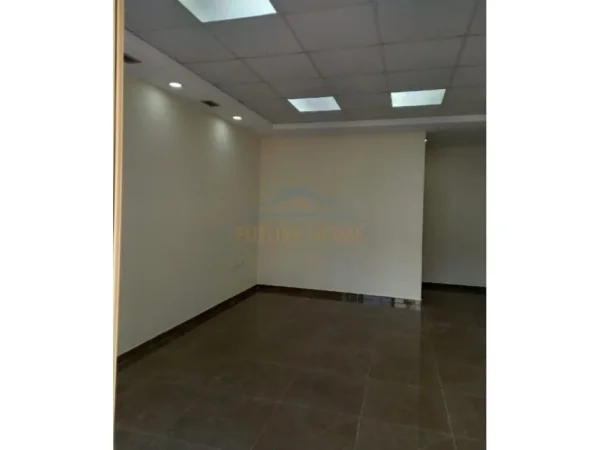 Elbasan, jepet me qera zyre Kati 0, 30 m² 200 € (Elbasan)