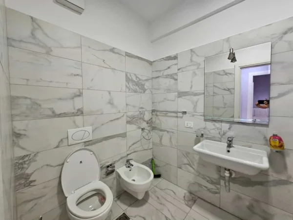 Tirane, shes apartament 3+1 Kati 8, 135 m² 370.000 € (delijorgji)