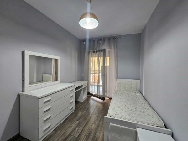 Tirane, shes apartament 3+1 Kati 8, 135 m² 370.000 € (delijorgji)
