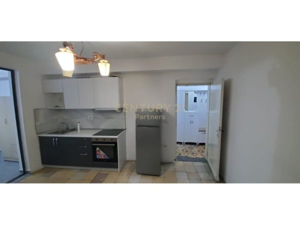 Tirane, jepet me qera apartament 1+1 Kati 5, 45 m² 400 € (Brryli)