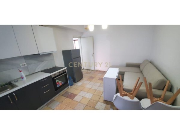 Tirane, jepet me qera apartament 1+1 Kati 5, 45 m² 400 € (Brryli)