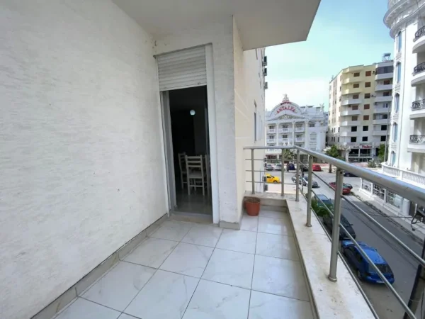Durres, jepet me qera apartament 1+1+Ballkon Kati 2, 68 m² 400 € (Plazh perball Antalya Hotel)